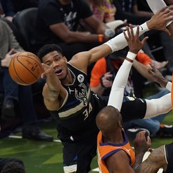 Aksi Giannis Antarkan Milwaukee Bucks Juara NBA Musim ini