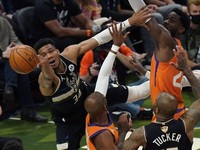 Aksi Giannis Antarkan Milwaukee Bucks Juara NBA Musim ini