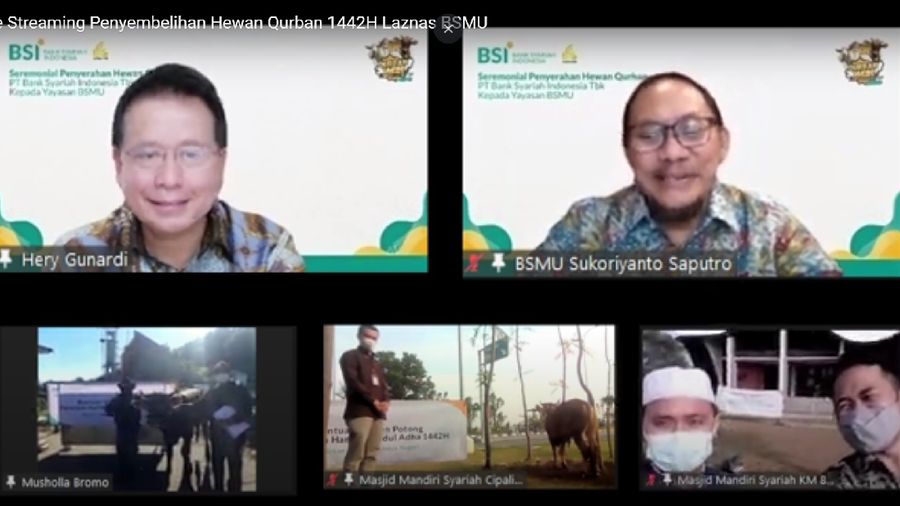 Direktur Utama PT Bank Syariah Indonesia Tbk Hery Gunardi (kiri atas) ketika menyerahkan secara simbolik hewan kurban kepada Direktur Eksekutif Yayasan Bangun Sejahtera Mitra Umat Sukoriyanto Saputro (kanan atas).