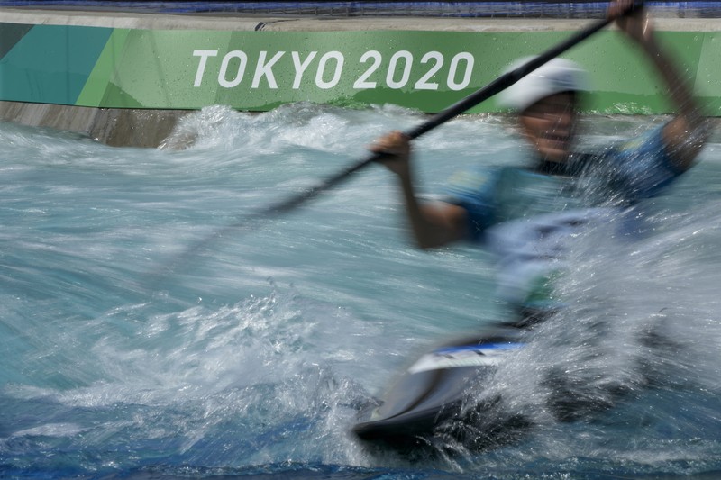 Petir menerangi langit di logo cincin Olimpiade dan Jembatan Pelangi di Tokyo, Minggu, 11 Juli 2021. (Kyodo News via AP) Lightning illuminates the sky over the Olympic rings and the Rainbow Bridge in Tokyo, Sunday, July 11, 2021. The opening ceremony of the postponed 2020 Summer Olympics is scheduled to be held in less than two weeks. (Kyodo News via AP)
