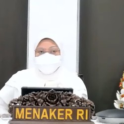 Kemnaker Serahkan Bantuan TKM ke Pedagang Kaki Lima DKI