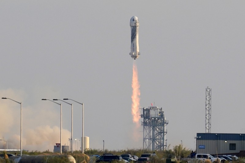 Peluncuran Blue Origin Bezos This photo provided by Blue Origin, Blue Origin's New Shepard rocket sits on a spaceport launch pad near Van Horn, Texas, Tuesday, July 20, 2021. The rocket that is scheduled to launch later this morning will carry passengers Jeff Bezos, founder of Amazon and space tourism company Blue Origin, his brother Mark Bezos, Oliver Daemen and Wally Funk. (Blue Origin via AP)