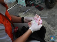 Ikuti Risma, Anies Setop Bansos Tunai PPKM Rp300 Ribu