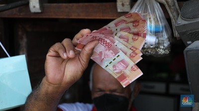 Penyaluran bansos Petugas PT Pos Indonesia melakukan penyaluran Bantuan Sosial Tunai secara door to door di Kawasan Petojo Selatan, Jakarta, Rabu (21/7/2021). Tahun ini bansos (BST) ditargetkan untuk menjangkau hingga 10 juta keluarga penerima, penyaluran pun dilakukan secara bertahap.
(CNBC Indonesia/ Tri Susilo)