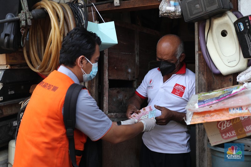 Penyaluran bansos Petugas PT Pos Indonesia melakukan penyaluran Bantuan Sosial Tunai secara door to door di Kawasan Petojo Selatan, Jakarta, Rabu (21/7/2021). Tahun ini bansos (BST) ditargetkan untuk menjangkau hingga 10 juta keluarga penerima, penyaluran pun dilakukan secara bertahap.
(CNBC Indonesia/ Tri Susilo)