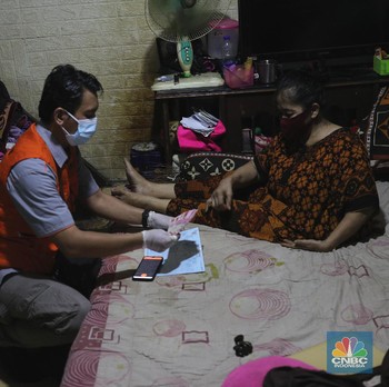Cair! Begini Potret Penyaluran Bansos Tunai Door to Door