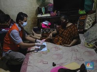 Cair! Begini Potret Penyaluran Bansos Tunai Door to Door