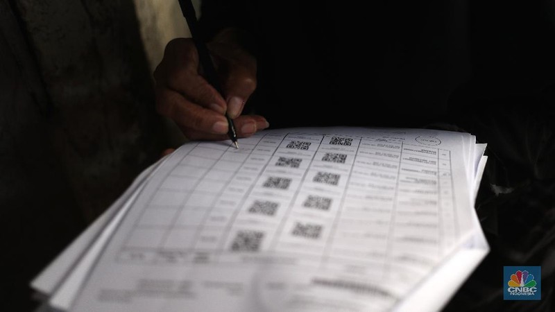 Petugas PT Pos Indonesia melakukan penyaluran Bantuan Sosial Tunai secara door to door di Kawasan Petojo Selatan, Jakarta, Rabu (21/7/2021). Tahun ini bansos (BST) ditargetkan untuk menjangkau hingga 10 juta keluarga penerima, penyaluran pun dilakukan secara bertahap. 
 (CNBC Indonesia/ Tri Susilo)