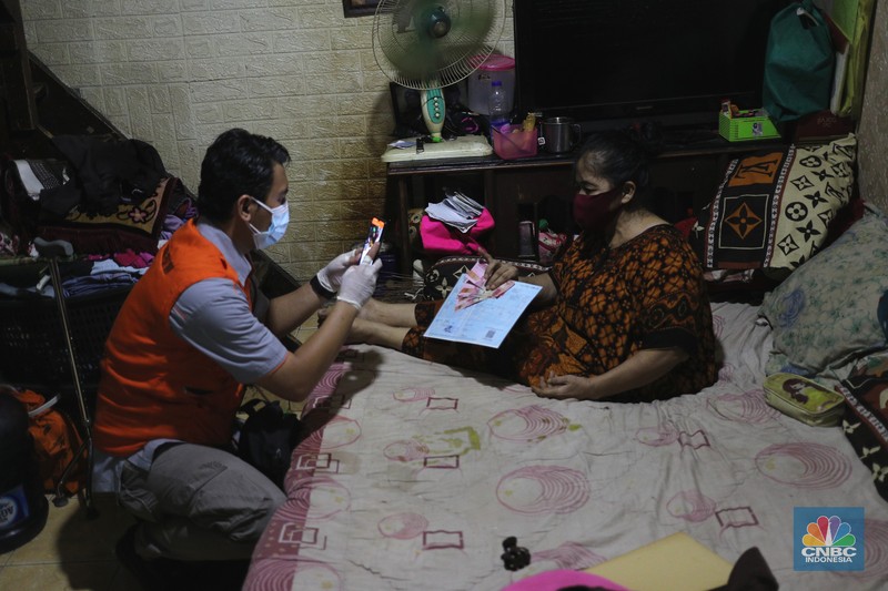 Penyaluran bansos Petugas PT Pos Indonesia melakukan penyaluran Bantuan Sosial Tunai secara door to door di Kawasan Petojo Selatan, Jakarta, Rabu (21/7/2021). Tahun ini bansos (BST) ditargetkan untuk menjangkau hingga 10 juta keluarga penerima, penyaluran pun dilakukan secara bertahap.
(CNBC Indonesia/ Tri Susilo)