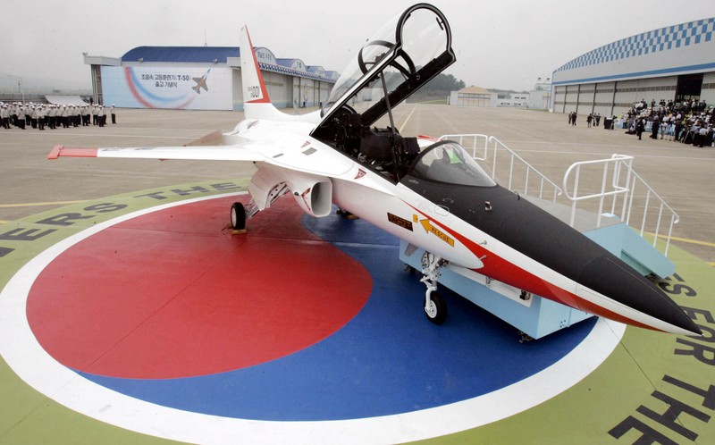 Pesawat Jet Tipe T-50 South Korea's first supersonic trainer jet, T-50, performs during Air Power Day at the U.S. airbase in Osan, south of Seoul, South Korea, Sunday, Oct. 12, 2008. The Air Power Day is not only a demonstration of U.S. Air Power, but also the U.S. partnership with the South Korea Air Force. The event was part of an annual ceremony to open the U.S. airbase to South Korean people. (AP Photo/ Lee Jin-man)