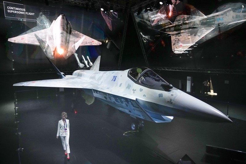 Pesawat Jet Tempur Siluman, Rusia A prototype of Russia's prospective fighter jet is displayed at the MAKS-2021 International Aviation and Space Salon in Zhukovsky outside Zhukovsky, Russia, Tuesday, July 20, 2021. Russia has presented a prototype of a new fighter jet that features stealth capabilities and other advanced characteristics and will be offered to foreign customers. Russian President Vladimir Putin inspected the new warplane displayed at the MAKS-2021 International Aviation and Space Salon. (AP Photo/Alexander Zemlianichenko, Pool)