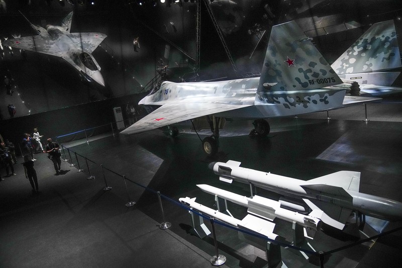 Pesawat Jet Tempur Siluman, Rusia A prototype of Russia's prospective fighter jet is displayed at the MAKS-2021 International Aviation and Space Salon in Zhukovsky outside Zhukovsky, Russia, Tuesday, July 20, 2021. Russia has presented a prototype of a new fighter jet that features stealth capabilities and other advanced characteristics and will be offered to foreign customers. Russian President Vladimir Putin inspected the new warplane displayed at the MAKS-2021 International Aviation and Space Salon. (AP Photo/Alexander Zemlianichenko, Pool)