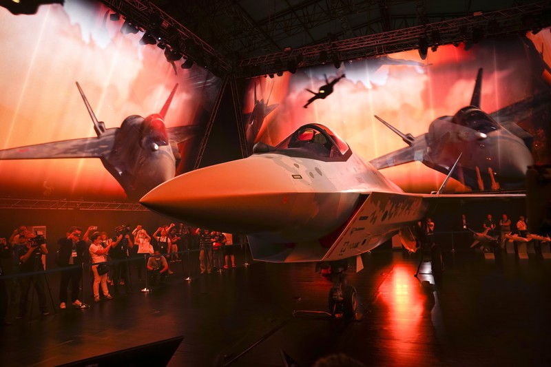 Pesawat Jet Tempur Siluman, Rusia A prototype of Russia's prospective fighter jet is displayed at the MAKS-2021 International Aviation and Space Salon in Zhukovsky outside Zhukovsky, Russia, Tuesday, July 20, 2021. Russia has presented a prototype of a new fighter jet that features stealth capabilities and other advanced characteristics and will be offered to foreign customers. Russian President Vladimir Putin inspected the new warplane displayed at the MAKS-2021 International Aviation and Space Salon. (AP Photo/Alexander Zemlianichenko, Pool)