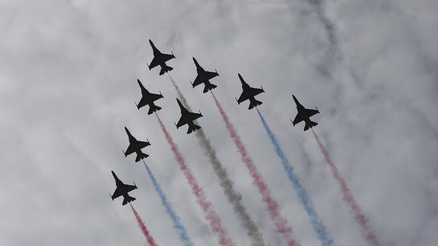 South Korea's first supersonic trainer jet, T-50, performs during Air Power Day at the U.S. airbase in Osan, south of Seoul, South Korea, Sunday, Oct. 12, 2008. The Air Power Day is not only a demonstration of U.S. Air Power, but also the U.S. partnership with the South Korea Air Force. The event was part of an annual ceremony to open the U.S. airbase to South Korean people. (AP Photo/ Lee Jin-man)
