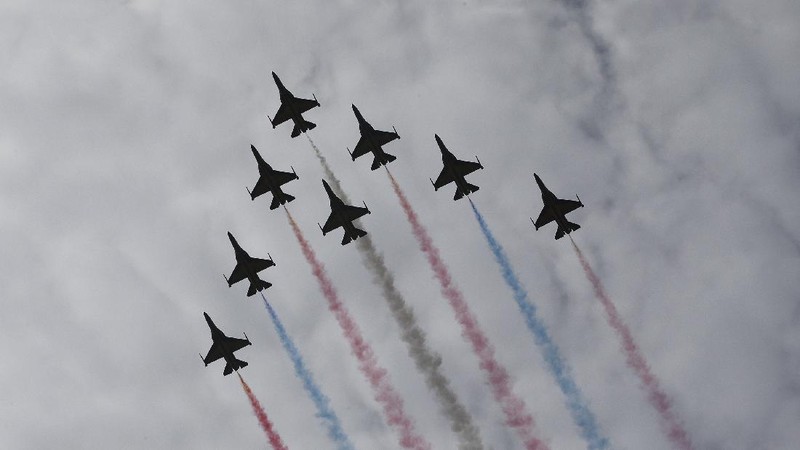South Korea's first supersonic trainer jet, T-50, performs during Air Power Day at the U.S. airbase in Osan, south of Seoul, South Korea, Sunday, Oct. 12, 2008. The Air Power Day is not only a demonstration of U.S. Air Power, but also the U.S. partnership with the South Korea Air Force. The event was part of an annual ceremony to open the U.S. airbase to South Korean people. (AP Photo/ Lee Jin-man)