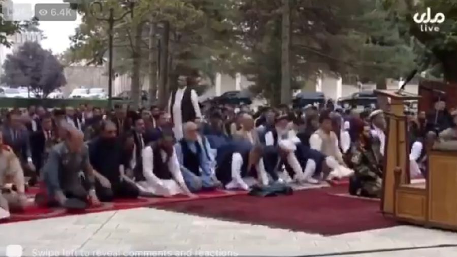 Tangkapan layar dari Video TV nasional menunjukkan saat roket mendarat di dekat Istana Kepresidenan Afghanistan saat sholat. (Tangkapan Layar via Twitter)