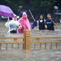Orang Kaya Terbang ke Angkasa hingga Banjir Parah di China
