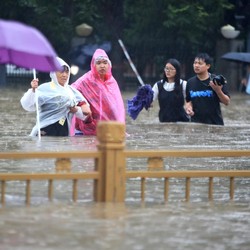 Orang Kaya Terbang ke Angkasa hingga Banjir Parah di China