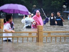 Orang Kaya Terbang ke Angkasa hingga Banjir Parah di China