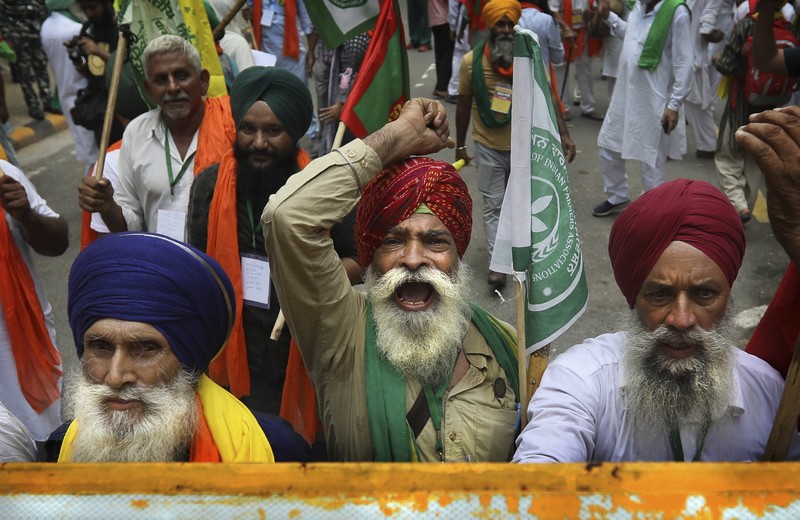 Demo Petani di India Farmers shout anti government slogans during a protest in New Delhi, India, Thursday, July 22, 2021. More than 200 farmers on Thursday began a protest near India's Parliament to mark eight months of their agitation against new agricultural laws that they say will devastate their income. (AP Photo/Manish Swarup)