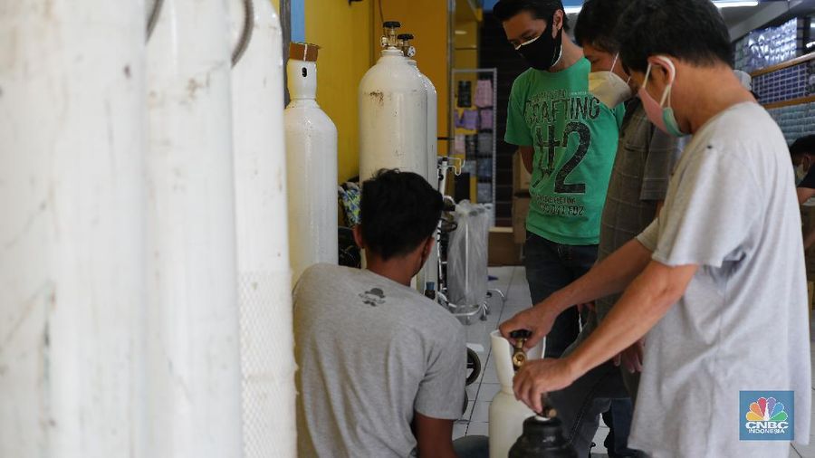Isi Ulang Oksigen Medis Dengan Membayar Sukarela. (CNBC Indonesia/ Tri Susilo)