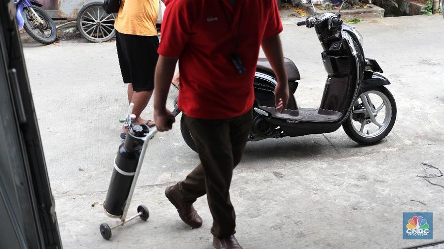 Pekerja mengisi tabung oksigen medis di agen isi ulang oksigen Fauzi Medical, Jakarta, Kamis (22/7/2021). Sebagai bentuk kepedulian terhadap sesama di tengah pandemi Covid-19, agen isi ulang tersebut melakukan sistem pembayaran secara sukarela bagi warga yang membutuhkan oksigen. Pantauan dilokasi mulai warga berdatangan, salah satunya Budi (52) 