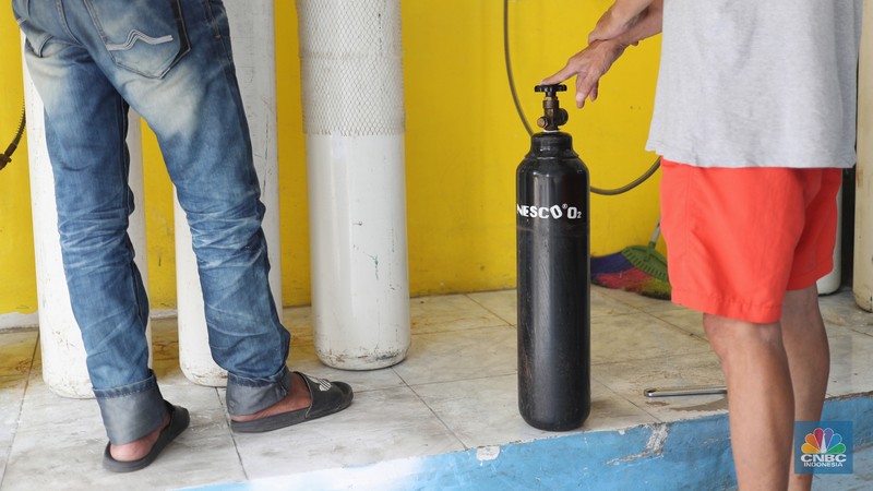 Pekerja mengisi tabung oksigen medis di agen isi ulang oksigen Fauzi Medical, Jakarta, Kamis (22/7/2021). Sebagai bentuk kepedulian terhadap sesama di tengah pandemi Covid-19, agen isi ulang tersebut melakukan sistem pembayaran secara sukarela bagi warga yang membutuhkan oksigen. Pantauan dilokasi mulai warga berdatangan, salah satunya Budi (52) 