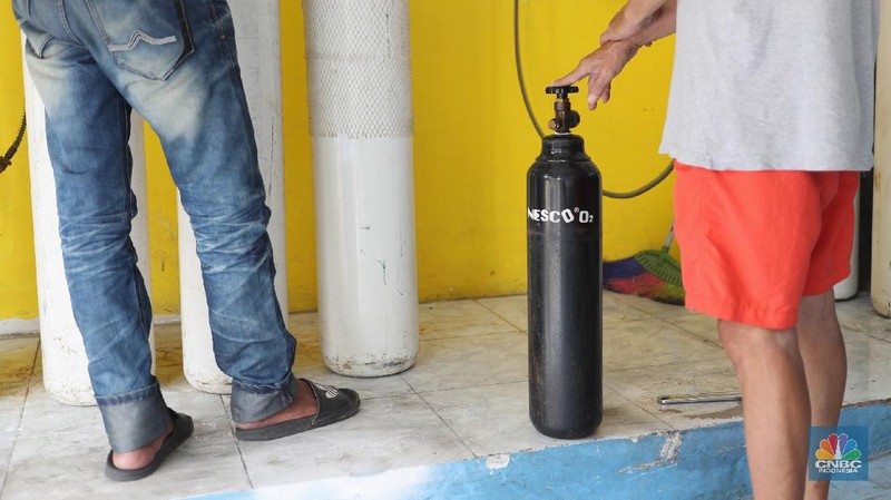 Pekerja mengisi tabung oksigen medis di agen isi ulang oksigen Fauzi Medical, Jakarta, Kamis (22/7/2021). Sebagai bentuk kepedulian terhadap sesama di tengah pandemi Covid-19, agen isi ulang tersebut melakukan sistem pembayaran secara sukarela bagi warga yang membutuhkan oksigen. Pantauan dilokasi mulai warga berdatangan, salah satunya Budi (52) 