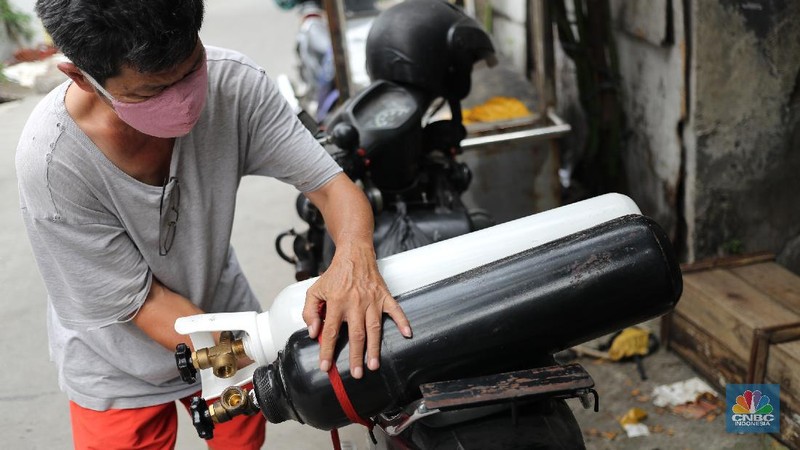 Pekerja mengisi tabung oksigen medis di agen isi ulang oksigen Fauzi Medical, Jakarta, Kamis (22/7/2021). Sebagai bentuk kepedulian terhadap sesama di tengah pandemi Covid-19, agen isi ulang tersebut melakukan sistem pembayaran secara sukarela bagi warga yang membutuhkan oksigen. Pantauan dilokasi mulai warga berdatangan, salah satunya Budi (52) 