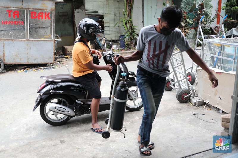 Pekerja mengisi tabung oksigen medis di agen isi ulang oksigen Fauzi Medical, Jakarta, Kamis (22/7/2021). Sebagai bentuk kepedulian terhadap sesama di tengah pandemi Covid-19, agen isi ulang tersebut melakukan sistem pembayaran secara sukarela bagi warga yang membutuhkan oksigen. Pantauan dilokasi mulai warga berdatangan, salah satunya Budi (52) 