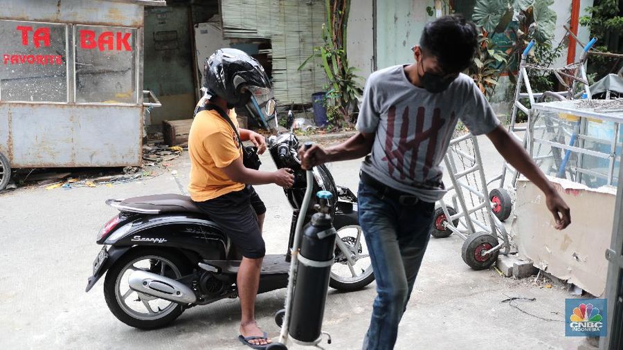 Pekerja mengisi tabung oksigen medis di agen isi ulang oksigen Fauzi Medical, Jakarta, Kamis (22/7/2021). Sebagai bentuk kepedulian terhadap sesama di tengah pandemi Covid-19, agen isi ulang tersebut melakukan sistem pembayaran secara sukarela bagi warga yang membutuhkan oksigen. Pantauan dilokasi mulai warga berdatangan, salah satunya Budi (52) 