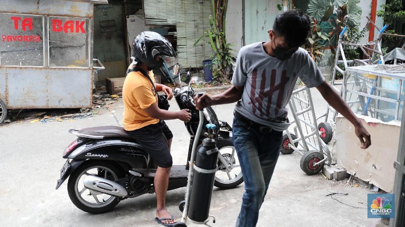 Pekerja mengisi tabung oksigen medis di agen isi ulang oksigen Fauzi Medical, Jakarta, Kamis (22/7/2021). Sebagai bentuk kepedulian terhadap sesama di tengah pandemi Covid-19, agen isi ulang tersebut melakukan sistem pembayaran secara sukarela bagi warga yang membutuhkan oksigen. Pantauan dilokasi mulai warga berdatangan, salah satunya Budi (52) 