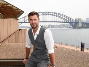 Video: Chris Hemsworth Diincar Main Film Prince Charming Disney