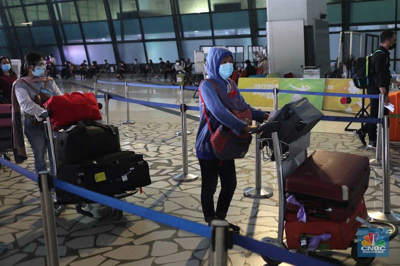 Warga Negara Asing (WNA) tiba dibandara Soekarno Hatta Terminal 3, Tangerang, Banten, Kamis (22/7/2021). (CNBC Indonesia/ Tri Susilo) Warga Negara Asing (WNA) tiba dibandara Soekarno Hatta Terminal 3, Tangerang, Banten, Kamis (22/7/2021). Menteri Hukum dan HAM Yasonna Laoly merevisi aturan dalam Permenkumham Nomor 26 Tahun 2020 tetang Bisa dan izin tinggal dalam masa adaptasi kebiasaan baru. Dengan revisi itu, pemerintah membatasi kedatangan warga negara asing (WNA) selama pemberlakuan pembatasan kegiatan masyarakat (PPKM) level 4.(CNBC Indonesia/ Tri Susilo)