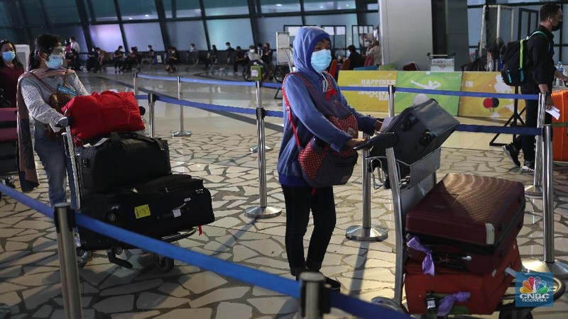 Warga Negara Asing (WNA) tiba dibandara Soekarno Hatta Terminal 3, Tangerang, Banten, Kamis (22/7/2021). Menteri Hukum dan HAM Yasonna Laoly merevisi aturan dalam Permenkumham Nomor 26 Tahun 2020 tetang Bisa dan izin tinggal dalam masa adaptasi kebiasaan baru. Dengan revisi itu, pemerintah membatasi kedatangan warga negara asing (WNA) selama pemberlakuan pembatasan kegiatan masyarakat (PPKM) level 4.(CNBC Indonesia/ Tri Susilo)