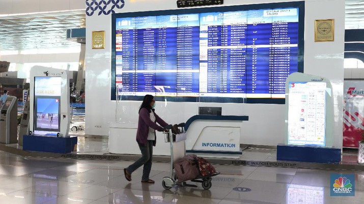 Suasana di Termiinal Kedatangan Internasional Bandara Soekarno Hatta, Kamis (22/7/2021). Menteri Hukum dan HAM Yasonna Laoly merevisi aturan dalam Permenkumham Nomor 26 Tahun 2020 tetang Bisa dan izin tinggal dalam masa adaptasi kebiasaan baru. Dengan revisi itu, pemerintah membatasi kedatangan warga negara asing (WNA) selama pemberlakuan pembatasan kegiatan masyarakat (PPKM) level 4.
 (CNBC Indonesia/ Tri Susilo)