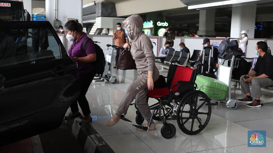 Suasana di Termiinal Kedatangan Internasional Bandara Soekarno Hatta, Kamis (22/7/2021). Menteri Hukum dan HAM Yasonna Laoly merevisi aturan dalam Permenkumham Nomor 26 Tahun 2020 tetang Bisa dan izin tinggal dalam masa adaptasi kebiasaan baru. Dengan revisi itu, pemerintah membatasi kedatangan warga negara asing (WNA) selama pemberlakuan pembatasan kegiatan masyarakat (PPKM) level 4.
(CNBC Indonesia/ Tri Susilo)