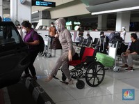 Dari 5 Negara, Ratusan Pelaku Perjalanan Positif Tiba di RI