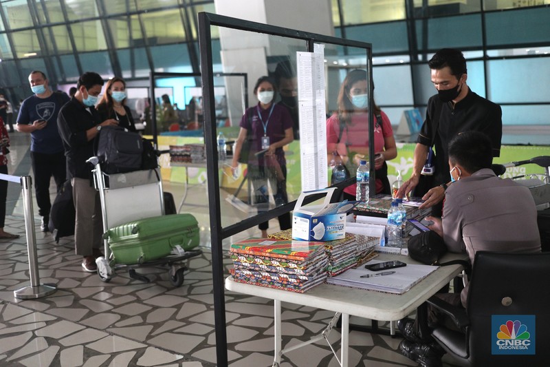 Warga Negara Asing (WNA) tiba dibandara Soekarno Hatta Terminal 3, Tangerang, Banten, Kamis (22/7/2021). Menteri Hukum dan HAM Yasonna Laoly merevisi aturan dalam Permenkumham Nomor 26 Tahun 2020 tetang Bisa dan izin tinggal dalam masa adaptasi kebiasaan baru. Dengan revisi itu, pemerintah membatasi kedatangan warga negara asing (WNA) selama pemberlakuan pembatasan kegiatan masyarakat (PPKM) level 4.(CNBC Indonesia/ Tri Susilo)
