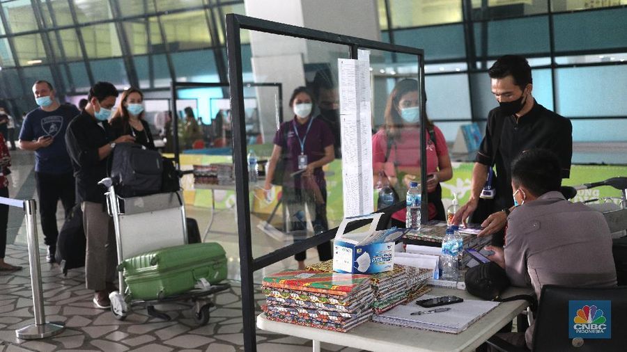Warga Negara Asing (WNA) tiba dibandara Soekarno Hatta Terminal 3, Tangerang, Banten, Kamis (22/7/2021). Menteri Hukum dan HAM Yasonna Laoly merevisi aturan dalam Permenkumham Nomor 26 Tahun 2020 tetang Bisa dan izin tinggal dalam masa adaptasi kebiasaan baru. Dengan revisi itu, pemerintah membatasi kedatangan warga negara asing (WNA) selama pemberlakuan pembatasan kegiatan masyarakat (PPKM) level 4.(CNBC Indonesia/ Tri Susilo)