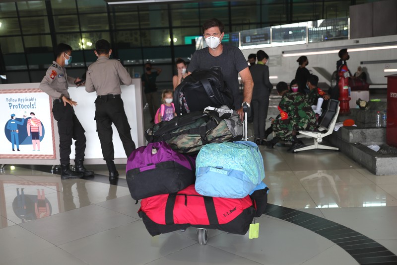 Warga Negara Asing (WNA) tiba dibandara Soekarno Hatta Terminal 3, Tangerang, Banten, Kamis (22/7/2021). Menteri Hukum dan HAM Yasonna Laoly merevisi aturan dalam Permenkumham Nomor 26 Tahun 2020 tetang Bisa dan izin tinggal dalam masa adaptasi kebiasaan baru. Dengan revisi itu, pemerintah membatasi kedatangan warga negara asing (WNA) selama pemberlakuan pembatasan kegiatan masyarakat (PPKM) level 4.(CNBC Indonesia/ Tri Susilo)