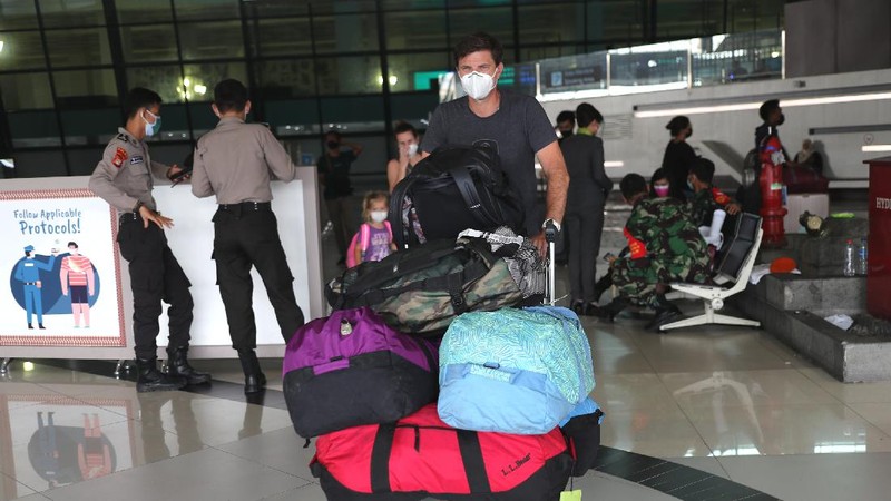 Warga Negara Asing (WNA) tiba dibandara Soekarno Hatta Terminal 3, Tangerang, Banten, Kamis (22/7/2021). Menteri Hukum dan HAM Yasonna Laoly merevisi aturan dalam Permenkumham Nomor 26 Tahun 2020 tetang Bisa dan izin tinggal dalam masa adaptasi kebiasaan baru. Dengan revisi itu, pemerintah membatasi kedatangan warga negara asing (WNA) selama pemberlakuan pembatasan kegiatan masyarakat (PPKM) level 4.(CNBC Indonesia/ Tri Susilo)