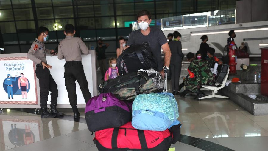 Warga Negara Asing (WNA) tiba dibandara Soekarno Hatta Terminal 3, Tangerang, Banten, Kamis (22/7/2021). Menteri Hukum dan HAM Yasonna Laoly merevisi aturan dalam Permenkumham Nomor 26 Tahun 2020 tetang Bisa dan izin tinggal dalam masa adaptasi kebiasaan baru. Dengan revisi itu, pemerintah membatasi kedatangan warga negara asing (WNA) selama pemberlakuan pembatasan kegiatan masyarakat (PPKM) level 4.(CNBC Indonesia/ Tri Susilo)