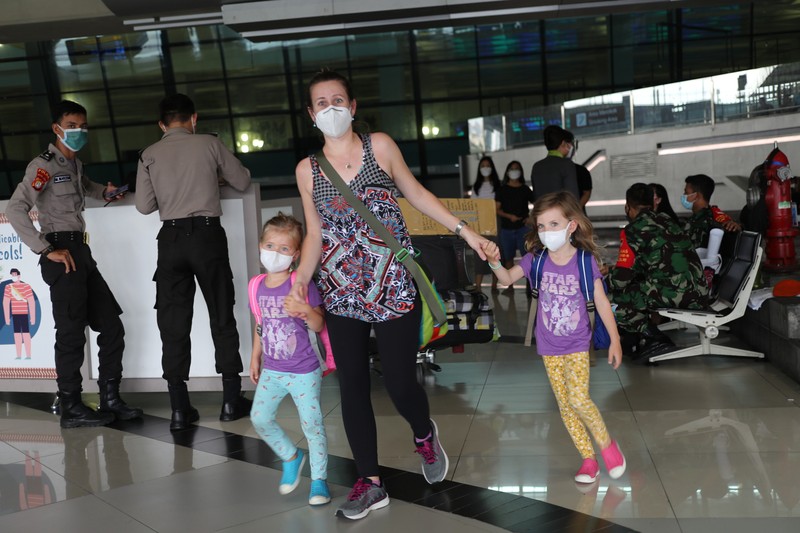 Warga Negara Asing (WNA) tiba dibandara Soekarno Hatta Terminal 3, Tangerang, Banten, Kamis (22/7/2021). Menteri Hukum dan HAM Yasonna Laoly merevisi aturan dalam Permenkumham Nomor 26 Tahun 2020 tetang Bisa dan izin tinggal dalam masa adaptasi kebiasaan baru. Dengan revisi itu, pemerintah membatasi kedatangan warga negara asing (WNA) selama pemberlakuan pembatasan kegiatan masyarakat (PPKM) level 4.(CNBC Indonesia/ Tri Susilo)