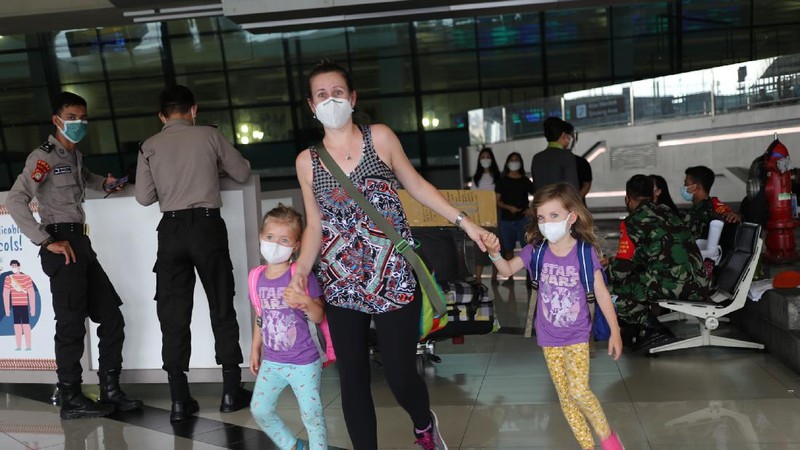 Warga Negara Asing (WNA) tiba dibandara Soekarno Hatta Terminal 3, Tangerang, Banten, Kamis (22/7/2021). Menteri Hukum dan HAM Yasonna Laoly merevisi aturan dalam Permenkumham Nomor 26 Tahun 2020 tetang Bisa dan izin tinggal dalam masa adaptasi kebiasaan baru. Dengan revisi itu, pemerintah membatasi kedatangan warga negara asing (WNA) selama pemberlakuan pembatasan kegiatan masyarakat (PPKM) level 4.(CNBC Indonesia/ Tri Susilo)