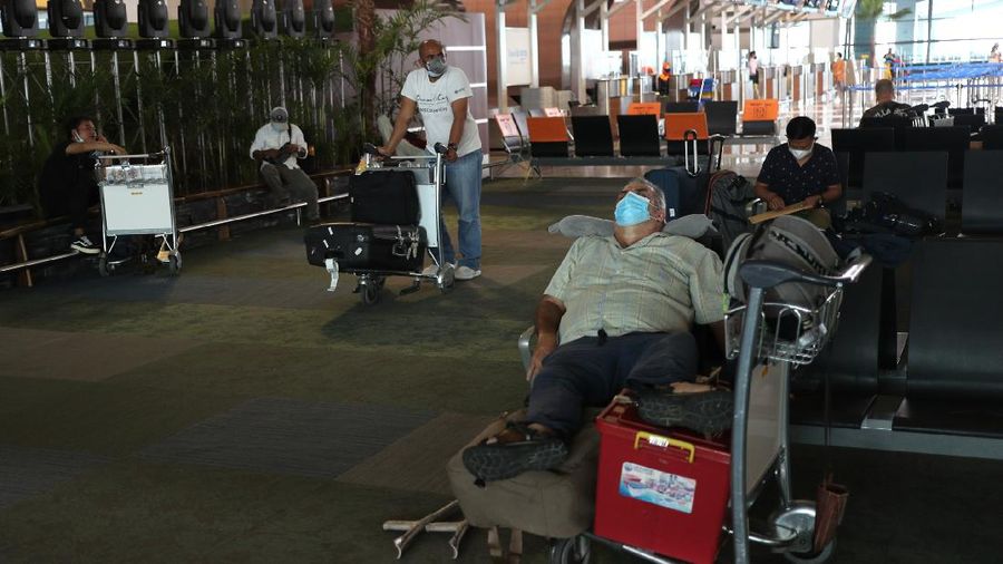 Warga Negara Asing (WNA) tiba dibandara Soekarno Hatta Terminal 3, Tangerang, Banten, Kamis (22/7/2021). Menteri Hukum dan HAM Yasonna Laoly merevisi aturan dalam Permenkumham Nomor 26 Tahun 2020 tetang Bisa dan izin tinggal dalam masa adaptasi kebiasaan baru. Dengan revisi itu, pemerintah membatasi kedatangan warga negara asing (WNA) selama pemberlakuan pembatasan kegiatan masyarakat (PPKM) level 4.(²©²ÊÍøÕ¾/ Tri Susilo)
