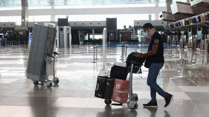 Warga Negara Asing (WNA) tiba dibandara Soekarno Hatta Terminal 3, Tangerang, Banten, Kamis (22/7/2021). (CNBC Indonesia/ Tri Susilo) Warga Negara Asing (WNA) tiba dibandara Soekarno Hatta Terminal 3, Tangerang, Banten, Kamis (22/7/2021). Menteri Hukum dan HAM Yasonna Laoly merevisi aturan dalam Permenkumham Nomor 26 Tahun 2020 tetang Bisa dan izin tinggal dalam masa adaptasi kebiasaan baru. Dengan revisi itu, pemerintah membatasi kedatangan warga negara asing (WNA) selama pemberlakuan pembatasan kegiatan masyarakat (PPKM) level 4.(CNBC Indonesia/ Tri Susilo)