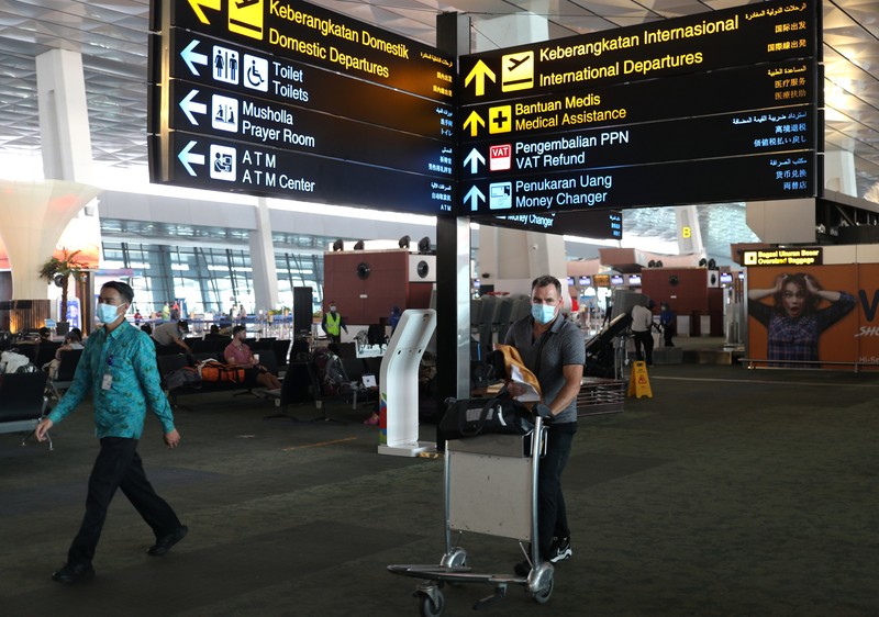 Warga Negara Asing (WNA) tiba dibandara Soekarno Hatta Terminal 3, Tangerang, Banten, Kamis (22/7/2021). Menteri Hukum dan HAM Yasonna Laoly merevisi aturan dalam Permenkumham Nomor 26 Tahun 2020 tetang Bisa dan izin tinggal dalam masa adaptasi kebiasaan baru. Dengan revisi itu, pemerintah membatasi kedatangan warga negara asing (WNA) selama pemberlakuan pembatasan kegiatan masyarakat (PPKM) level 4.(CNBC Indonesia/ Tri Susilo)
