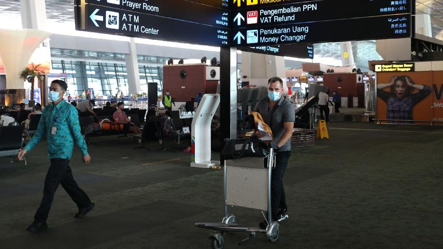 Warga Negara Asing (WNA) tiba dibandara Soekarno Hatta Terminal 3, Tangerang, Banten, Kamis (22/7/2021). Menteri Hukum dan HAM Yasonna Laoly merevisi aturan dalam Permenkumham Nomor 26 Tahun 2020 tetang Bisa dan izin tinggal dalam masa adaptasi kebiasaan baru. Dengan revisi itu, pemerintah membatasi kedatangan warga negara asing (WNA) selama pemberlakuan pembatasan kegiatan masyarakat (PPKM) level 4.(վ/ Tri Susilo)