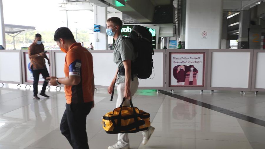 Warga Negara Asing (WNA) tiba dibandara Soekarno Hatta Terminal 3, Tangerang, Banten, Kamis (22/7/2021). Menteri Hukum dan HAM Yasonna Laoly merevisi aturan dalam Permenkumham Nomor 26 Tahun 2020 tetang Bisa dan izin tinggal dalam masa adaptasi kebiasaan baru. Dengan revisi itu, pemerintah membatasi kedatangan warga negara asing (WNA) selama pemberlakuan pembatasan kegiatan masyarakat (PPKM) level 4.(CNBC Indonesia/ Tri Susilo)